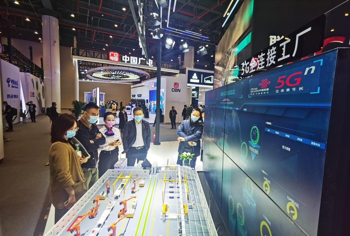 在2020中國5g+工業(yè)互聯(lián)網(wǎng)大會上,參展者正在聽取5g全連接工廠內(nèi)容講解